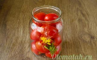 Как засолить помидоры с бархатцами